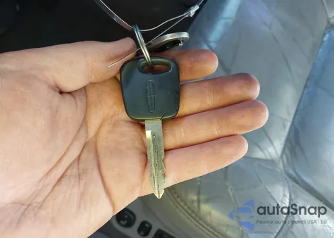 2000 Lincoln Navigator z USA, uszkodzony, nr VIN 5LMPU28A4YLJ03601